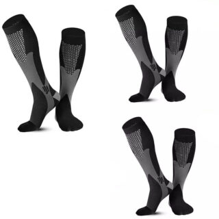 Photo de trois paires de chaussettes de compression montantes noires
