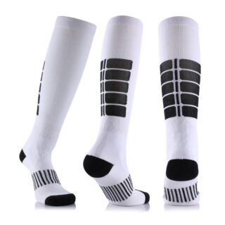 Photo de trois paires de chaussettes de compression montantes blanches et noires