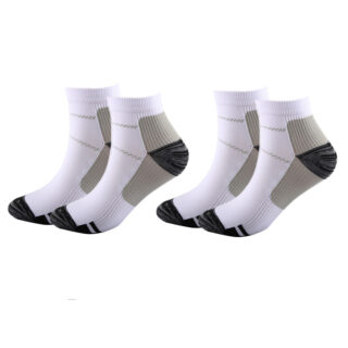 Photo de deux paires de chaussettes de compressions grises