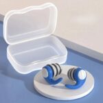 bouchons anti-ronflement en silicone doux, bleu, blanc et gris, présenté sur un cercle blanc à côté de leur boîte.