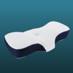 Coussin à mémoire de forme anti-ronflement bleu foncé et blanc en forme de papillon sur fond vert