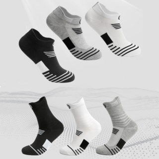 Photo de paires de chaussettes de compressions sur fond gris, trois paires basses en haut et trois paires mi-hautes en bas