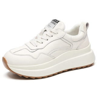 Chaussure blanche avec plateforme sur fond blanc.