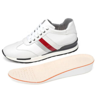 Chaussure blanche sur fond blanc dont on voit la semelle en dessous.