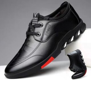 Chaussure orthopédique noire avec des lacets sur fond gris et blanc.