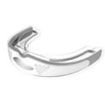 Gouttière anti ronflement ergonomique en silicone sur fond blanc