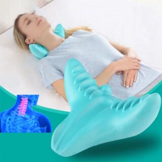 Femme allongée sur le dos avec un oreiller ergonomique au niveau des cervicales, qui remonte de chaque côté du cou.