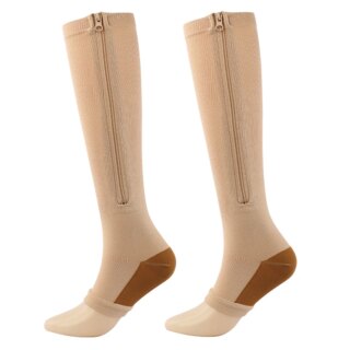 Paire de chaussettes de compression haute jusqu'au genoux, avec fermeture éclaire latérale et à bout ouvert pour les orteils. Le talon est marron.