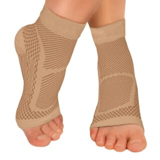 Paire de chaussettes manchon de compression, portés par un mannequin, on ne voit que ses pieds un à plat, l'autre relevé.
