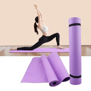 Mannequin sur un tapis de yoga violet, dans une posture de yoga. On voit également le tapis de yoga enroulé et un peu déroulé.