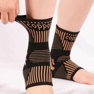 Mannequin portant une paire de chaussette orthèse de compression à bout ouvert. On ne voit que ses pieds.