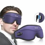 Homme portant un masque pour les yeux masseur électrique avec câble d'alimentation.