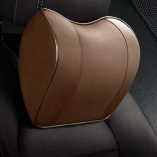 Oreiller ergonomique de tête et cou marron, installer sur le siège d'une voiture.