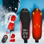 Paire de semelles chauffantes rechargeable, fournies avec une télécommande. Vu une de face, l'autre de dos avec les sections découpables visible. On voit un mannequin de dos qui court dans la neige, on voit le rouge de la chauffe dans ses chaussures.