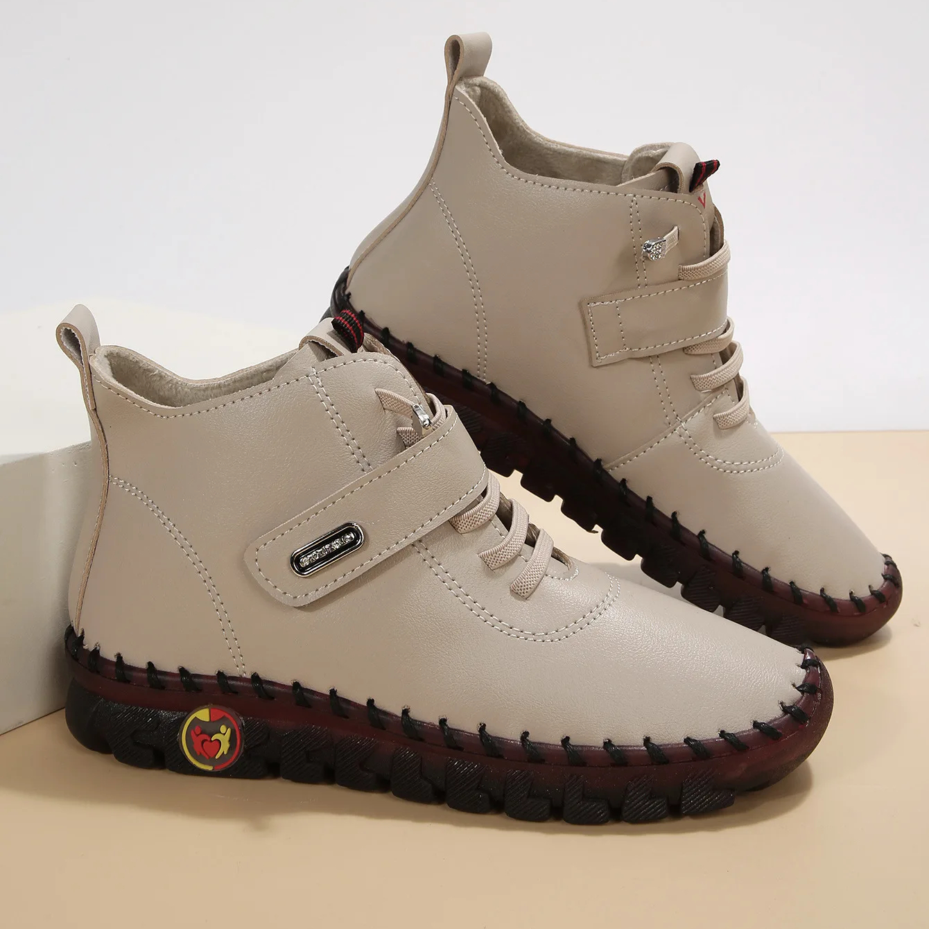 Paire de chaussures bottines orthopédiques beiges à lacets pour femme