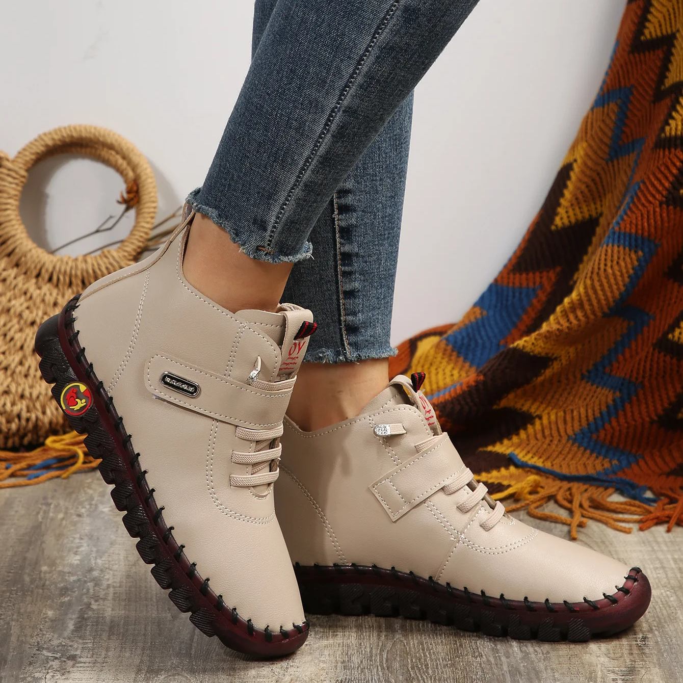 Paire de chaussures bottines orthopédiques beiges à lacets pour femme