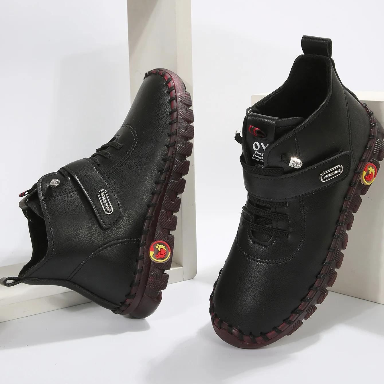 Paire de chaussures bottines orthopédiques noires à lacets pour femme