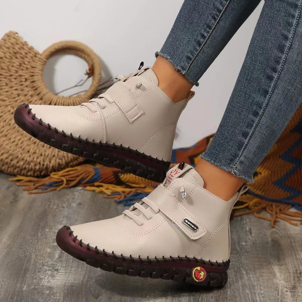 Paire de chaussures bottines orthopédiques beiges à lacets pour femme