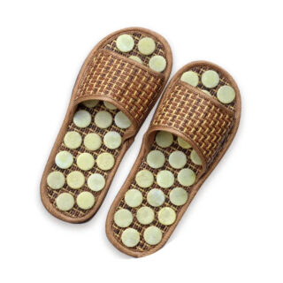 Chausson avec semelle d'acupression marron et antidérapant sur fond blanc