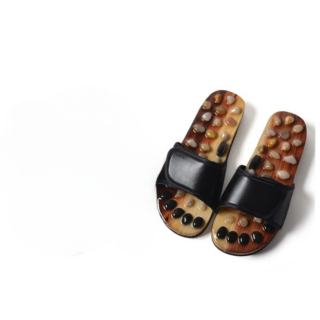 Chausson avec semelle d'acupression en pierres naturelles sur fond blanc