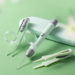 Kit nettoyeur d'oreille électrique sans fil avec loupe et lumière LED sur fond vert