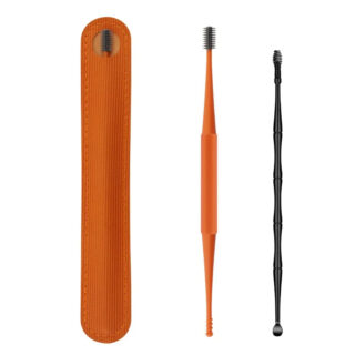 Lot de deux nettoyeurs d'oreille à double extrémité en silicone sur fond blanc