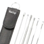 Lot de six nettoyeurs d'oreille en acier inoxydable sur fond blanc