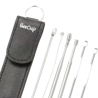 Lot de six nettoyeurs d'oreille en acier inoxydable sur fond blanc