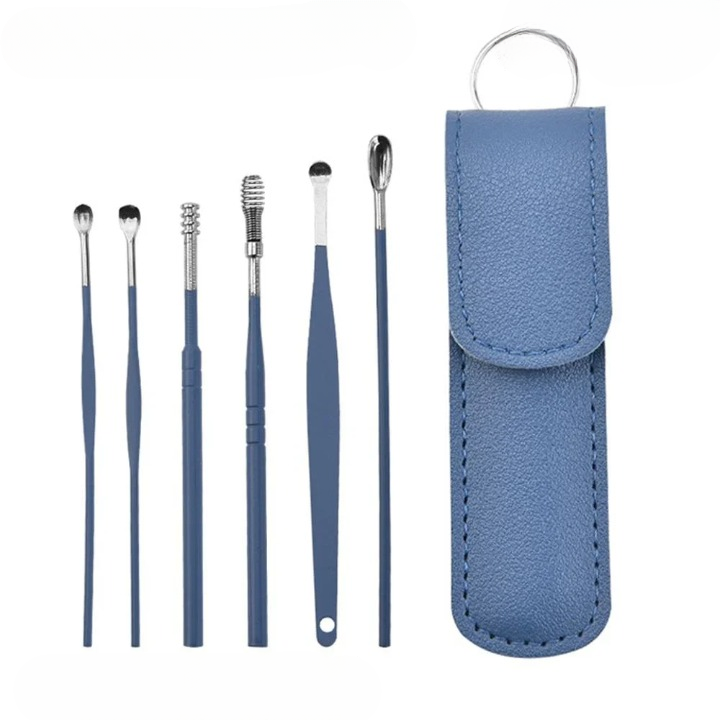 Lot de six nettoyeurs d'oreille bleus en acier inoxydable avec étui en cuir sur fond blanc