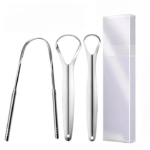 Lot de trois nettoyeurs de bouche en acier inoxydable sur fond blanc
