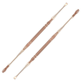 Nettoyeur d'oreille à double tête en acier inoxydable sur fond blanc