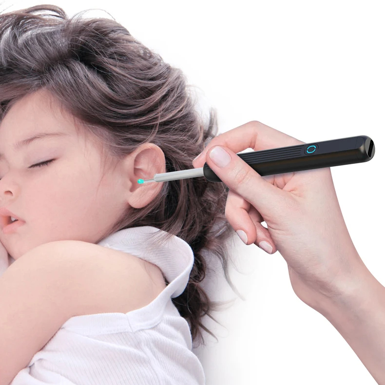 Nettoyeur d'oreille électrique intelligent sans fil et étanche dans la main d'une personne en train de nettoyer l'oreille d'un enfant.