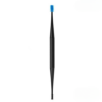 Nettoyeur d'oreille souple à double extrémité en silicone sur fond blanc