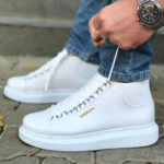 Paire de chaussures orthopédiques homme confortables en simili cuir sur une personne en jean