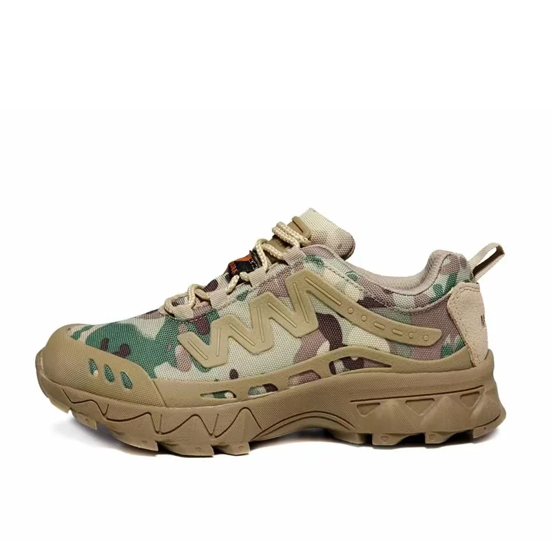 Paire de chaussures orthopédiques homme style camouflage militaire sur fond blanc