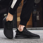 Paire de Chaussures orthopédiques homme de style sneakers en maille sur une personne