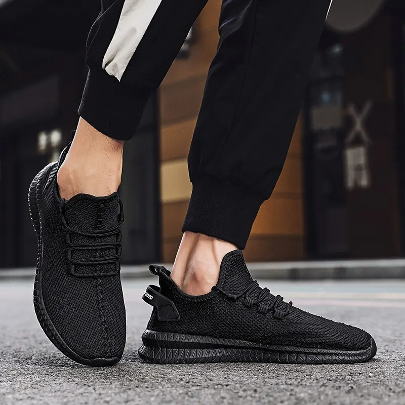 Paire de Chaussures orthopédiques homme de style sneakers en maille sur une personne