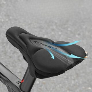Housse de selle de vélo noir, avec des coussins en silicone pour absorber les chocs, installée sur un vélo noir.