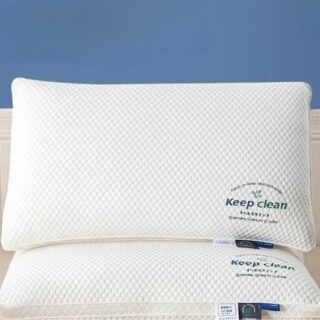 Deux oreillers ergonomiques l'un sur l'autre. L'un est couché, l'autre est relevé sur le précédent.