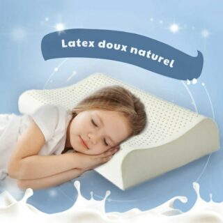 Petite fille qui dort sur un oreiller rectangle en latex avec des alvéoles.