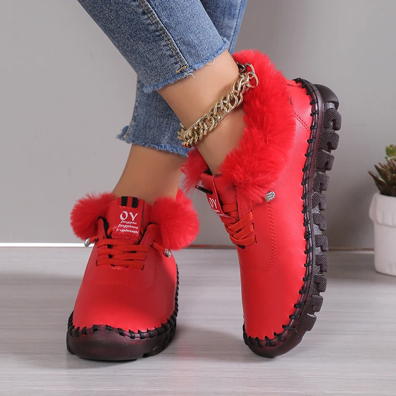 Paire de chaussures en cuir synthétique rouge, orthopédiques, style baskets, doublées à l'intérieur en fourrure synthétique. Portée par une mannequin, on ne voit que ses pieds.