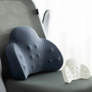 Coussin lombaire pour chaise ergonomique ici sur une chaise de bureau grise.