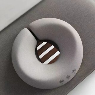 Coussin à mémoire de forme pour table de massage ici posé sur une table de massage grise également.