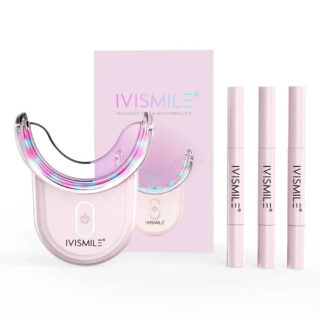 Kit blanchiment dentaire fourni avec trois tubes de gel ici sur un fond blanc.