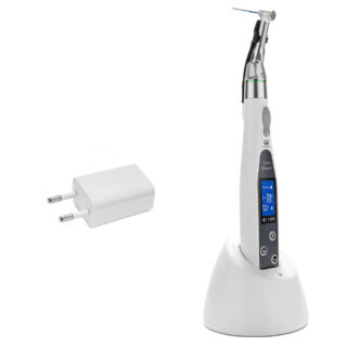 Détartreur dentaire avec un embout chromé ici sur un fond blanc.