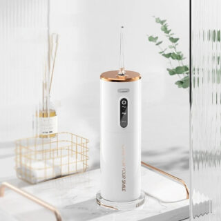 Irrigateur buccal à grande capacité ici posé sur un meuble dans une salle de bain.