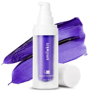 Kit blanchiment dentaire dentifrice violet ici sur un fond blanc et violet.