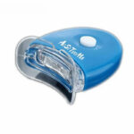 Kit blanchiment dentaire à lumière bleue ici sur un fond blanc.