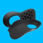 Semelles acupression pour le talon ici sur fond bleu.