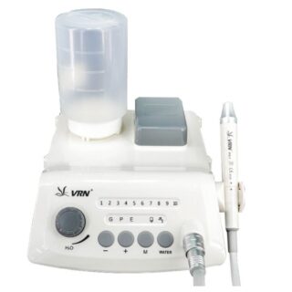 Détartreur dentaire avec cinq embouts différents ici sur un fond blanc.